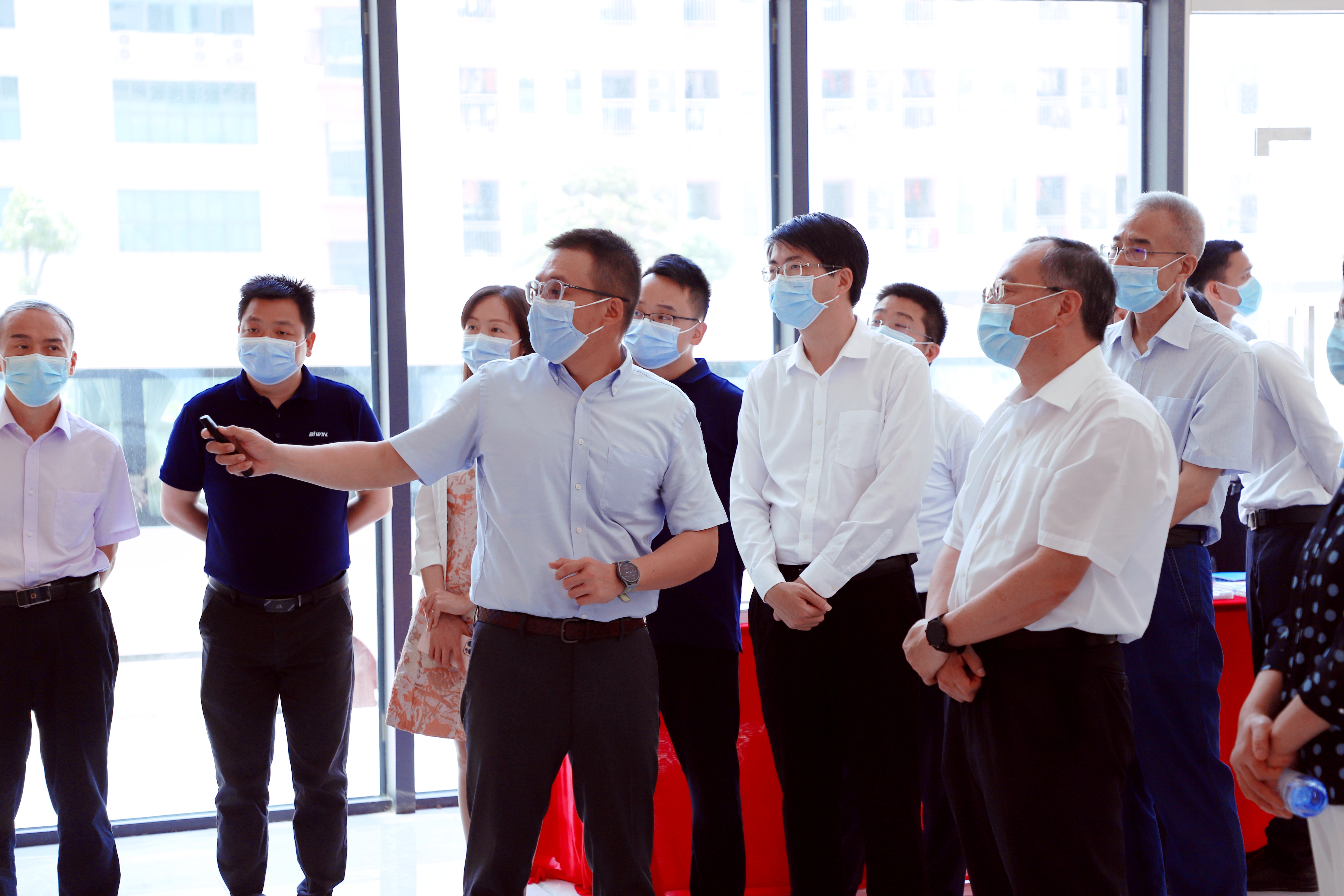 省政協(xié)副主席袁寶成一行調(diào)研惠州佰維存儲(chǔ)，公司董事長(zhǎng)孫成思、CEO何瀚、惠州佰維常務(wù)副總經(jīng)理丁合華陪同調(diào)研